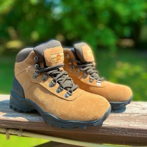 ✨NWT✨Earth Spirit Waterproof Hiking Boots